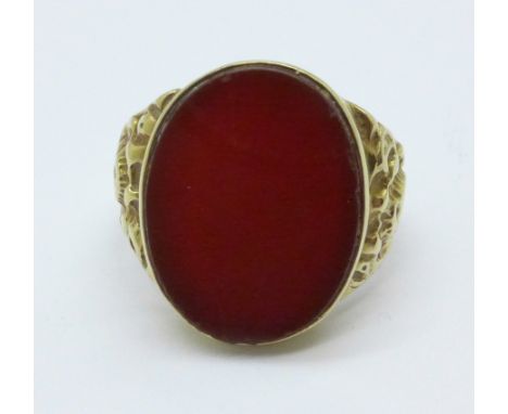 A large 9ct gold ring set with carnelian, 9g, T 