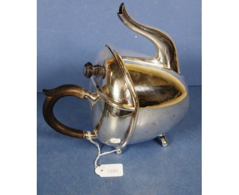 Vintage SYP silver plate patent teapot marked to base. (Known as the S.Y.P. teapot: Simple Yet Perfect.) Height 18cm approx.