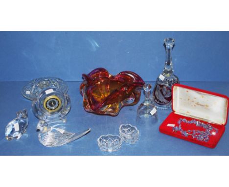 Quantity of various crystal and glassware to include a Waterford crystal dove paperweight, a Villeroy & Boch clock and cat pa
