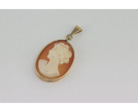 Small cameo pendant with 9ct gold surround total weight: approx 1.79 grams