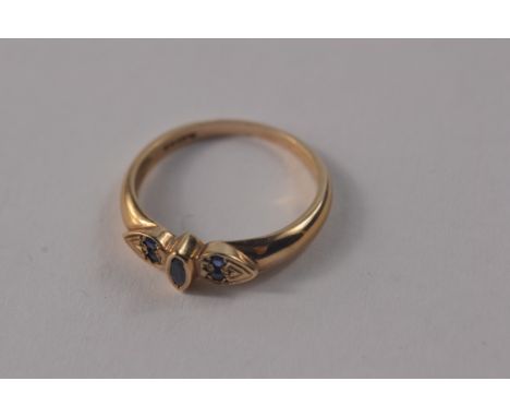 375 hallmarked ring set with small sapphire (size O) - 2.24g gross approx