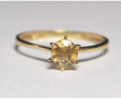 9ct gold citrine set ring stamped 375. Gross weight: 0.9g