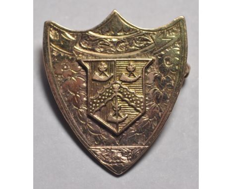 9ct gold shield badge for cricket. Awarded to K. Grimshaw of Laiserdyke, stamped 375 hallmarked. Gross weight: 10.5g