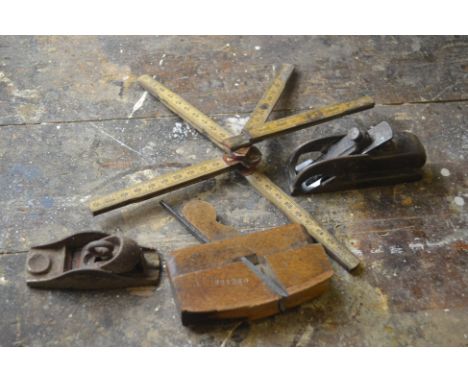 Vintage 'Bullnose' planes, a moulding plane and vintage folding 'pack away' ruler.