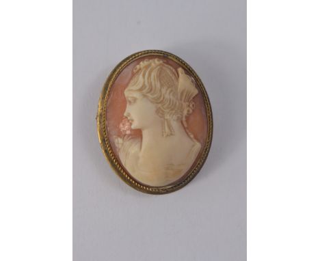 Vintage yellow metal oval set cameo - 9.25g approx