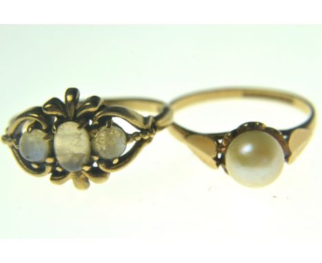 9ct gold ladies dress ring set with 3 moon stones and 9ct gold ring set with single pearl both stamped 375 (2)