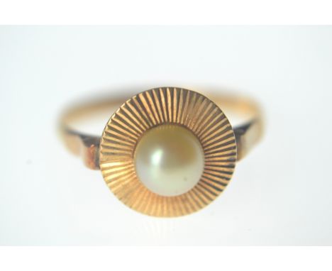 9ct yellow gold ring set with single pearl (tested). Weight: 1.7g