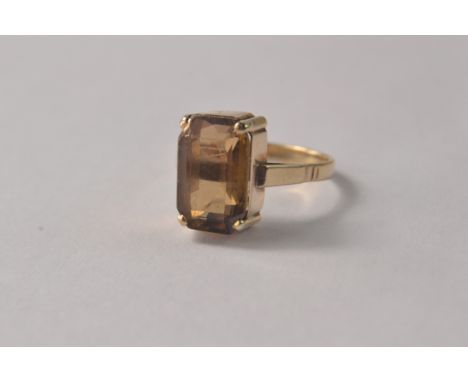 Yellow metal ring set with a emerald cut possible Citrine [size R] 5.2grm gross