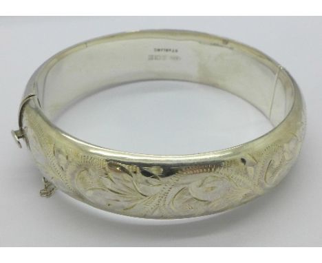 A silver bangle, 24g