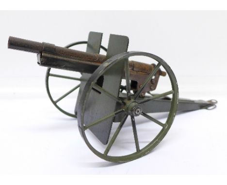 A Marklin tin plate model cannon, trademark on 'breech', 36cm