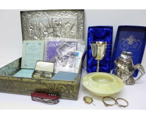 Masonic books, a yellow metal brooch, test as 9ct gold, a/f, novelty golfer table lighter, coins, etc.