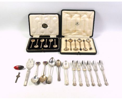 Set of 6 George VI silver bean top coffee spoons, by Mappin &amp; Webb, Birmingham, 1946, cased, (one bean top missing); set 
