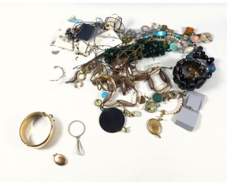 9ct gold locket pendant, by G &amp; S, Birmingham, 1988; 9ct chain, gross 8.4grs; gold plated bracelet, quizzing glass, and a
