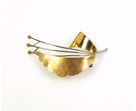 Yellow metal engine turned scroll brooch marked "750", W.6cm, 7.1grs 