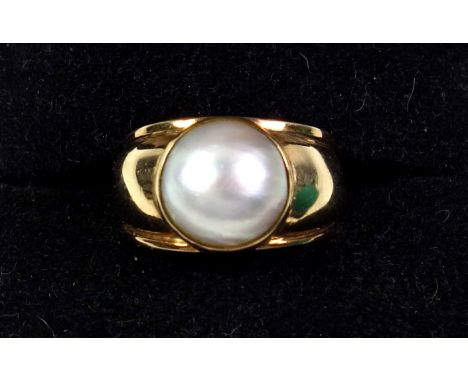Heavy 9ct gold ring set cultured pearl, 10.9grs  Size N approx., light scratches all round and wear/discolouration on the ins