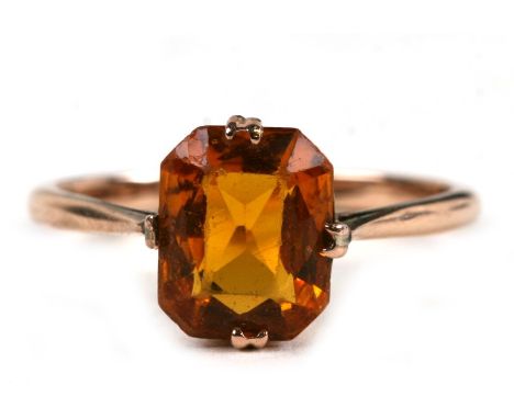 A 9ct rose gold ring set with a rectangular amber stone (possibly citrine), weight 2.8g, approx UK size 'S'.