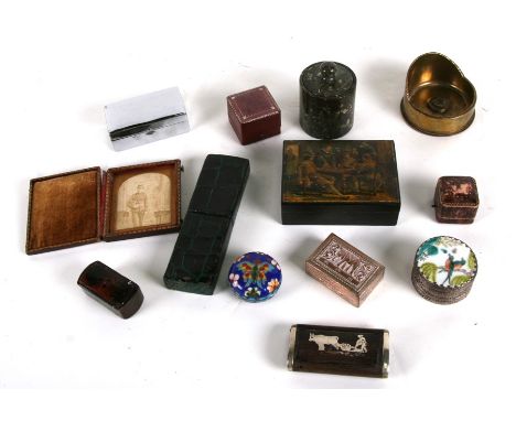 A trench art novelty army cap ashtray; together with a miniature Wedgwood teapot; military buttons; a quantity of snuff and o