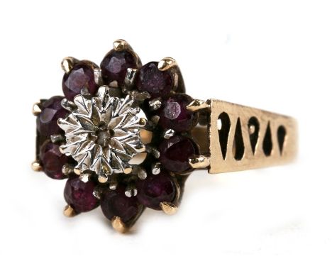 A 9ct gold garnet cluster ring, weight 4.5g, approx UK size 'O'.