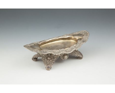 AN AMERICAN TIFFANY SILVER OVAL CENTRE DISH, c.1900, sterling standard, with gilded interior surrounded by a leafy flowerhead