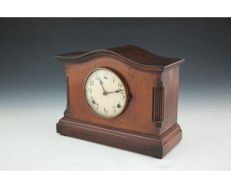 A SMALL EDWARDIAN MAHOGANY MANTLE CLOCK, the domed top above a painted enamel dial, the case decorated with inlaid herringbon