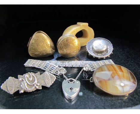 Collection of trinket items to include a Silver Mourning brooch modelled as a hat, silver gate bracelet, two small brass pill