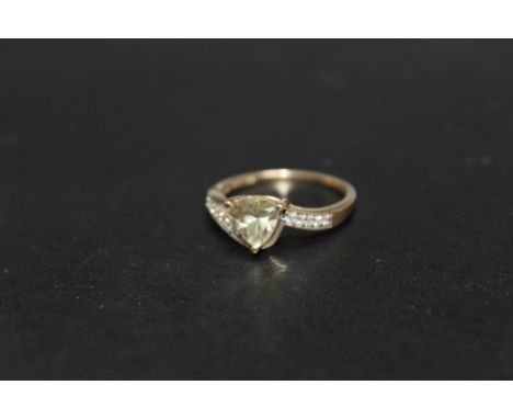 A HALLMARKED 9 CARAT GOLD DRESS RING, set with light tourmaline style trilliant cut stone, approx weight 2.7g, ring size R 1/