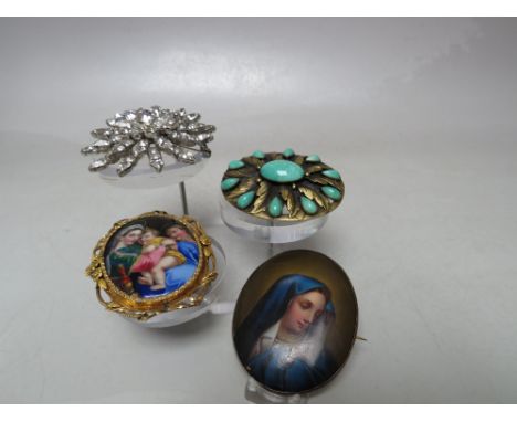 A SELECTION OF FOUR LARGE VINTAGE COSTUME BROOCHES, to include an oval ceramic panel set within a gilt pinchbeck mount, H 6 c