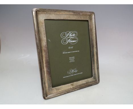 A LARGE HALLMARKED SILVER EASEL BACKED PICTURE FRAME, with hammered effect to border, overall H 26 cm, W 20.5 cm