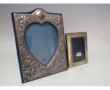 A LONDON HALLMARKED SILVER EASEL BACKED PICTURE FRAME, with embossed floral decoration and heart shaped aperture, H 20 m, tog