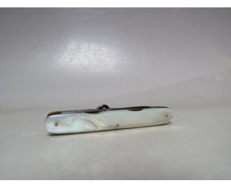 A LATE 19TH / EARLY 20TH CENTURY MOTHER OF PEARL HANDLED LADIES POCKET KNIFE, having five tools to include scissors, file, et