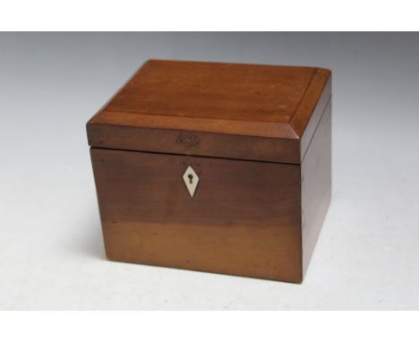 A SMALL WALNUT TEA CADDY, H 11.5 cm