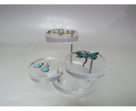 A PAIR OF 9 CT GOLD AND TURQUOISE DROPPER EARRINGS, together with an unmarked yellow metal seed pearl / turquoise bar brooch,