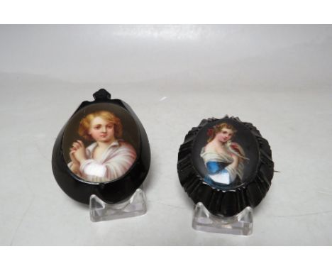 AN OVAL PORTRAIT PANEL BROOCH IN CARVED JET FRAME, approx H 5 cm, together with a similar horseshoe shaped example (2)