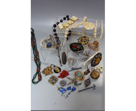 A COLLECTION OF VINTAGE COSTUME JEWELLERY, to include a selection of brooches an single strand mother of pearl necklace and a