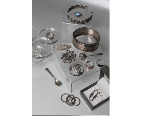 A COLLECTION OF SILVER AND WHITE METAL JEWELLERY ITEMS, to include a sterling silver hinged bangle, a hallmarked Edwardian br