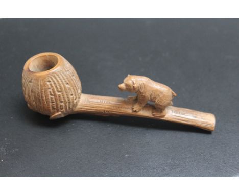 A BLACK FOREST STYLE PIPE CARVED WITH A BEAR, W 13 cm