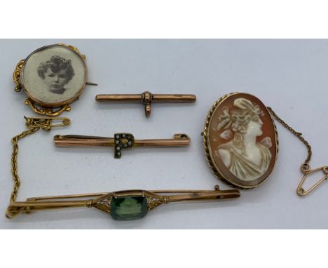 A shell cameo brooch in 9ct gold surround together with a 9ct bar brooch with "P" in seed pearls, a yellow metal bar brooch w