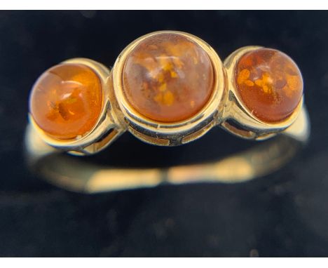 An amber ring set in 9ct yellow gold. Size T, weight 2.8gms.