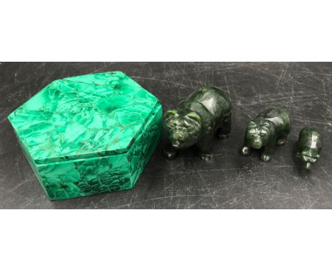 A family group of three carved jade bears, largest 5cms h together with a malachite hexagonal lidded box 10cms w.Condition Re