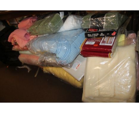 A QUANTITY OF VINTAGE BLANKETS ETC.