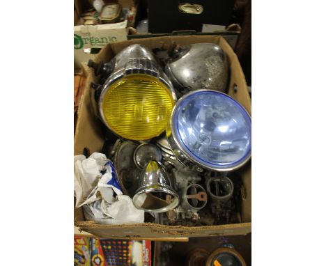 A TRAY OF VINTAGE CAR HEADLAMPS ETC.