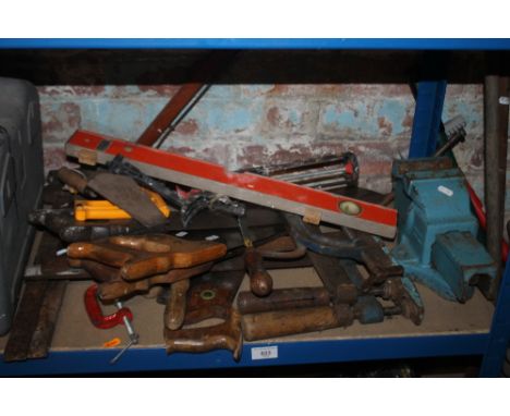 A QUANTITY OF TOOLS, CLAMPS, ENGINEER'S VICE ETC.