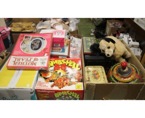 A QUANTITY OF VINTAGE CHILDREN'S TOYS, GAMES ETC.