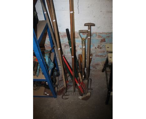 A QUANTITY OF GARDEN TOOLS