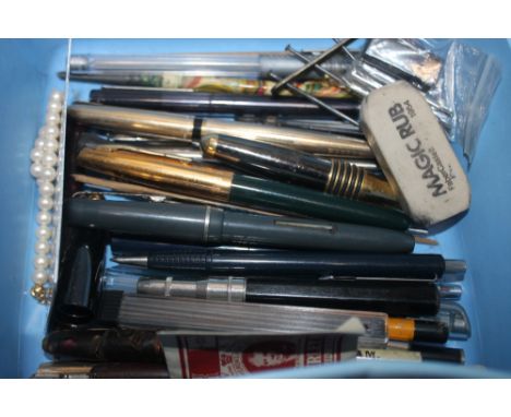 A COLLECTION OF VINTAGE PENS, PENCILS ETC. A PARKER GOLD PLATED FOUNTAIN PEN