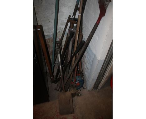 A QUANTITY OF GARDEN TOOLS