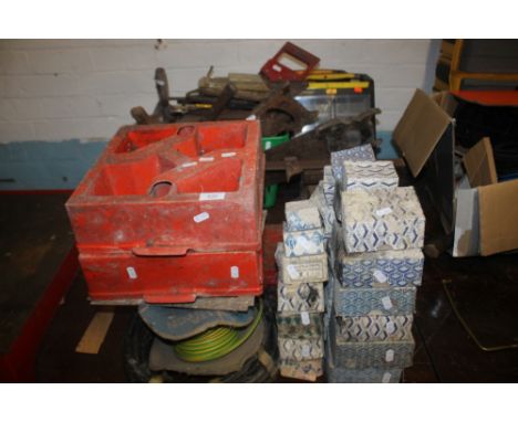 A SELECTION OF TOOLS, A LARGE AMOUNT OF WOOD SCREWS, SOCKET SETS AND ENGINEER'S VICE TOGETHER WITH CONCRETE CAST MOULDS ETC.
