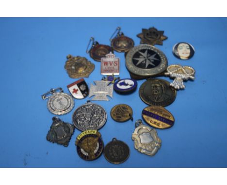 A COLLECTION OF VINTAGE BADGES TO INCLUDE RAILWAY AND MILITARY TYPES