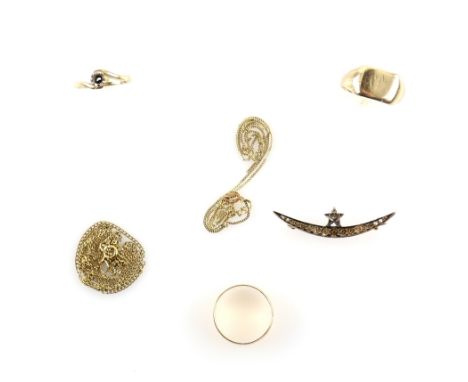 A mixed group of gold jewellery, including a 1930's signet ring, S, engraved band, size O, twist mount size K, two chains and