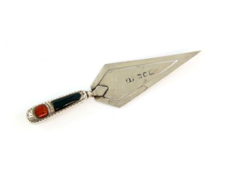 Agate inlaid novel silver bookmark in the form of a trowel, Birmingham, 1901.     